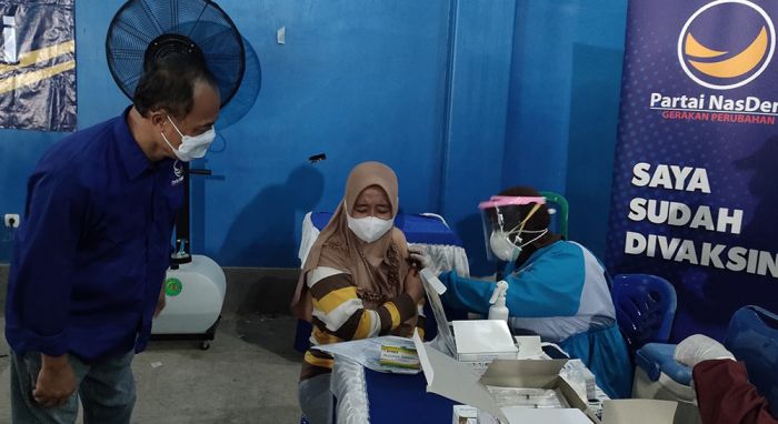 NasDem Kabupaten Kediri Gelar Vaksinasi Dosis Kedua di Balai Desa Banyakan NasDem Kabupaten Kediri Gelar Vaksinasi Dosis Kedua di Balai Desa Banyakan