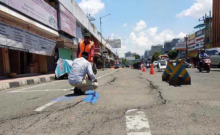 Jalan Anjlok 15 Cm Ancam Ruko Jompo di Jember Jalan Anjlok 15 Cm Ancam Ruko Jompo di Jember