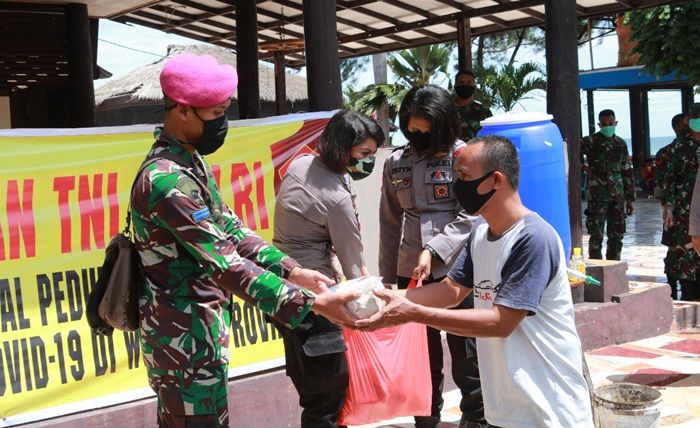 Dukung Dapur Umum TNI-Polri, Lantamal VII Bagikan Nasi Bungkus ke Warga Dukung Dapur Umum TNI-Polri, Lantamal VII Bagikan Nasi Bungkus ke Warga