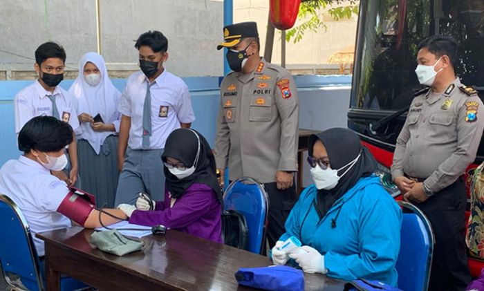 Kapolresta Sidoarjo Pantau Vaksinasi Pelajar dan Jalannya PTM Terbatas Bertahap Kapolresta Sidoarjo Pantau Vaksinasi Pelajar dan Jalannya PTM Terbatas Bertahap