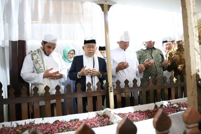 Ziarah ke Makam Sunan Bonang, Bacawapres Ma’ruf Amin: Warga NU Sudah Sepatutnya Dukung Saya