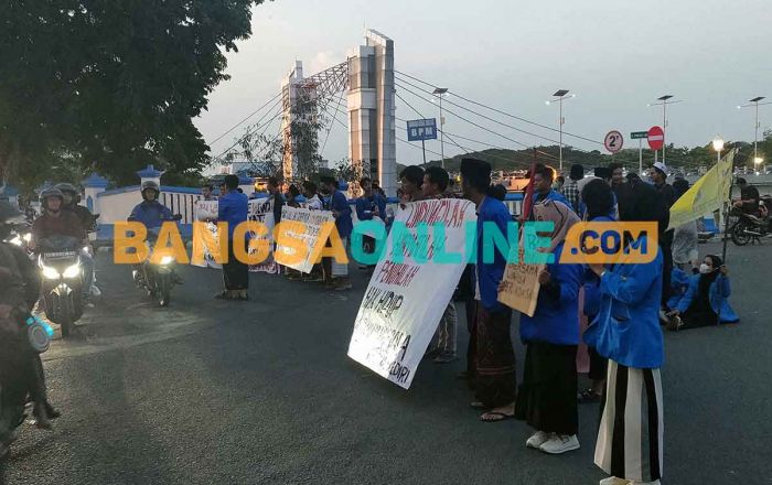 Puluhan Mahasiswa Demo Kantor Pemkot Kediri, Ada Apa? Puluhan Mahasiswa Demo Kantor Pemkot Kediri, Ada Apa?