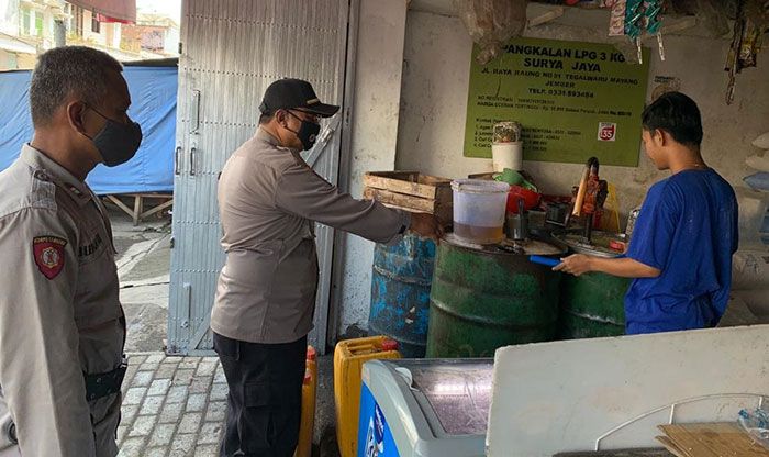 Polsek Mayang Jember Pantau Ketersediaan Minyak Goreng Curah Polsek Mayang Jember Pantau Ketersediaan Minyak Goreng Curah