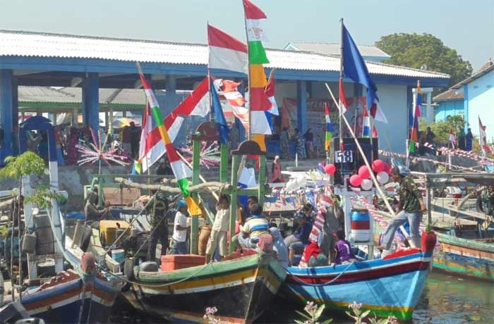 Nelayan Campurejo Gresik Gelar Kirab Merah Putih dengan Perahu Hias Nelayan Campurejo Gresik Gelar Kirab Merah Putih dengan Perahu Hias