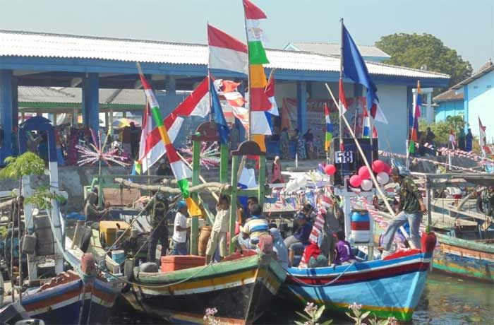 Nelayan Campurejo Gresik Gelar Kirab Merah Putih dengan Perahu Hias