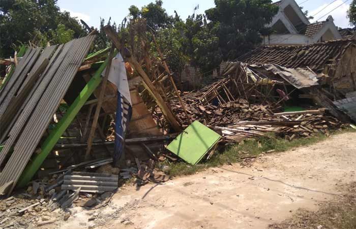 Dijadikan Tempat Prostitusi, Belasan Bangunan Warkop dan Karaoke di Solokuro Dibongkar Dijadikan Tempat Prostitusi, Belasan Bangunan Warkop dan Karaoke di Solokuro Dibongkar