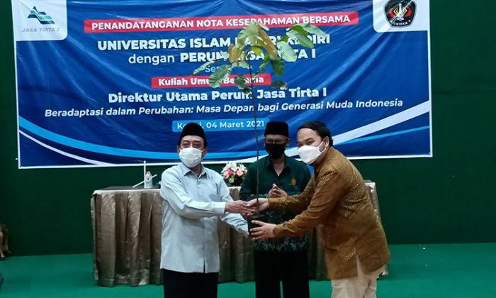 Beri Kontribusi Positif, Perum Jasa Tirta I Sumbang 2.000 Pohon untuk Uniska Kediri