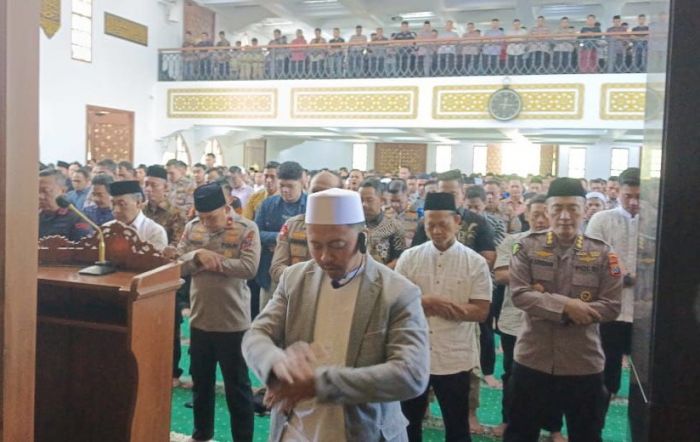 Polda Jatim Gelar Salat Gaib untuk Korban Ojol yang Dilindas Rantis Brimob Polda Jatim Gelar Salat Gaib untuk Korban Ojol yang Dilindas Rantis Brimob