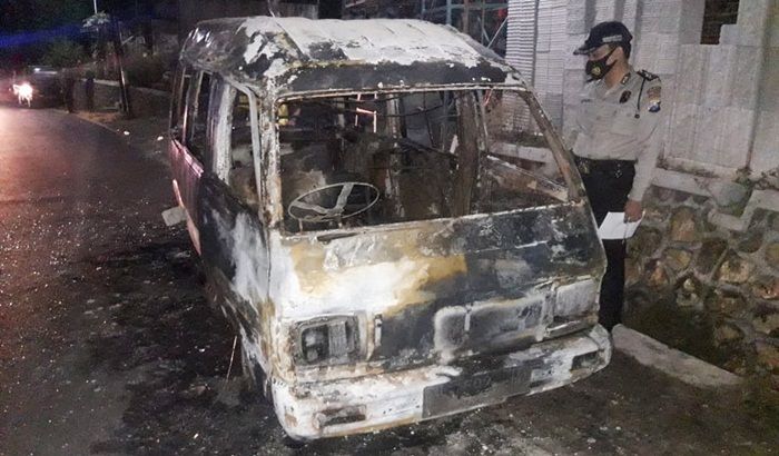 Mobil Rombongan Pengajian Ludes Terbakar di Palengaan Pamekasan Mobil Rombongan Pengajian Ludes Terbakar di Palengaan Pamekasan