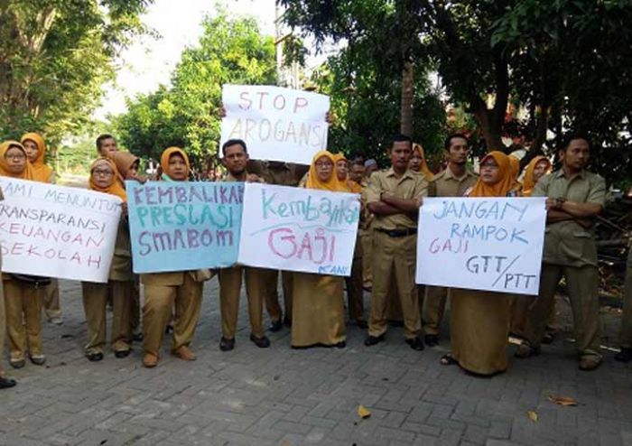 Tolak Arogansi Kepala Sekolah, Guru SMAN 1 Kebomas Gelar Demo