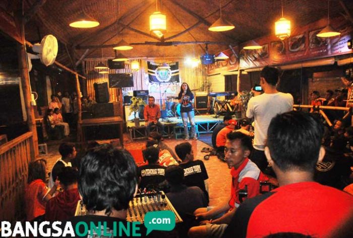 Mengulas Loyalitas Suporter Persibo, Tetap Setia Meski di Liga 3 Mengulas Loyalitas Suporter Persibo, Tetap Setia Meski di Liga 3