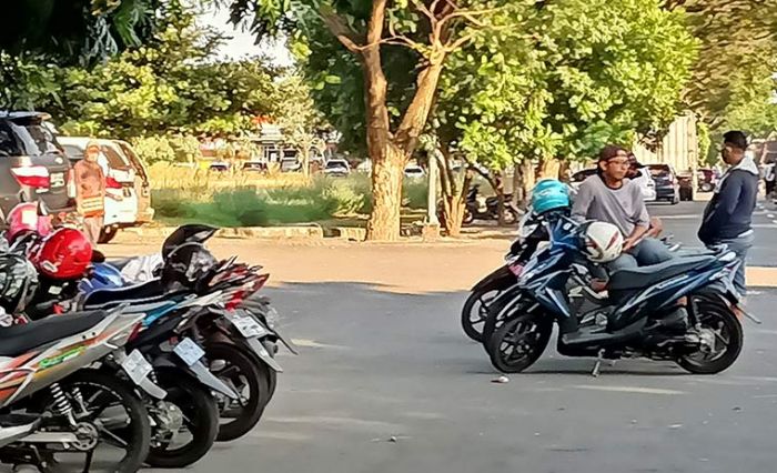 Warga Keluhkan Tarikan Parkir di Kawasan SLG Kediri