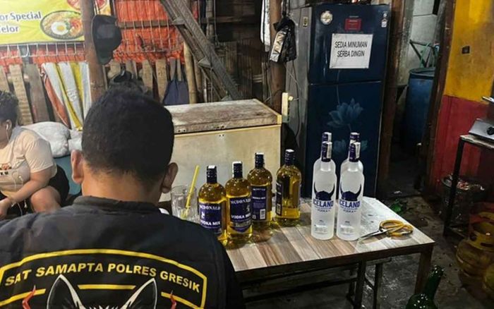 Gerebek Warung Pangku di Gresik, Polisi Amankan 106 Miras dari Berbagai Jenis
