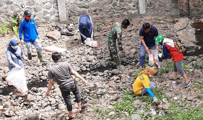 Kurangi Risiko Bencana Banjir, Relawan Lintas Peduli Lingkungan Bersihkan Sampah di Sungai Kalipang