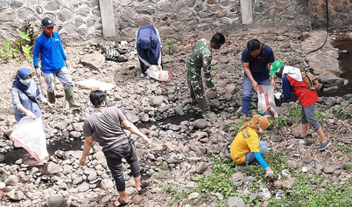 Kurangi Risiko Bencana Banjir, Relawan Lintas Peduli Lingkungan Bersihkan Sampah di Sungai Kalipang Kurangi Risiko Bencana Banjir, Relawan Lintas Peduli Lingkungan Bersihkan Sampah di Sungai Kalipang