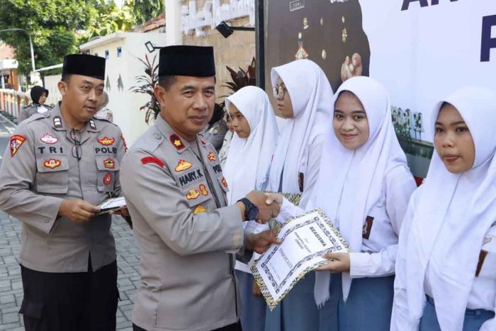 Kapolres Jombang Bagikan Beasiswa ke Puluhan Siswa Kapolres Jombang Bagikan Beasiswa ke Puluhan Siswa