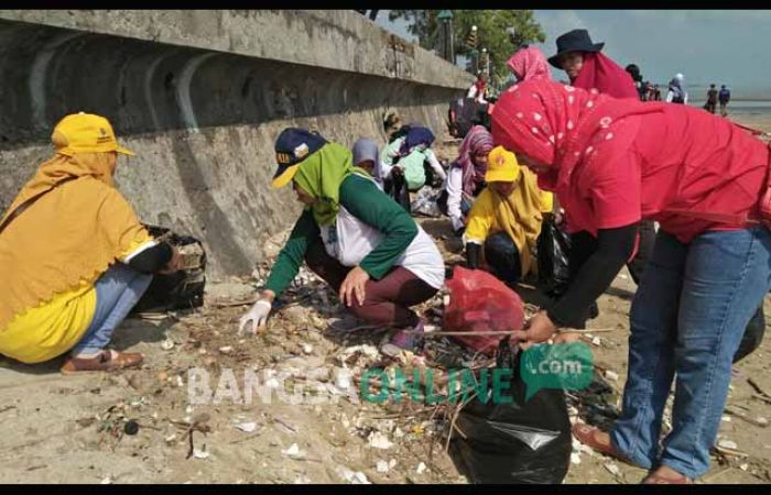 Peringati Hari Peduli Sampah Nasional, Mahasiswa Unirow Bersih-bersih Pantai