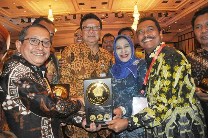 Pemkab Gresik Sabet Penghargaan Anugerah Dana Rakca 2016 Pemkab Gresik Sabet Penghargaan Anugerah Dana Rakca 2016