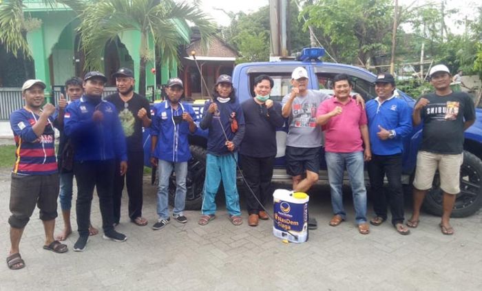 Ikut Cegah Sebaran Covid-19 di Gresik, Tri Putro Utomo Lakukan Penyemprotan Disinfektan Ikut Cegah Sebaran Covid-19 di Gresik, Tri Putro Utomo Lakukan Penyemprotan Disinfektan