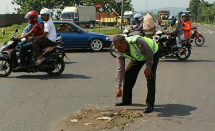 Kecelakaan di Arteri Porong: Sama-sama Terobos TL, Pemotor Tewas Dihantam L-300