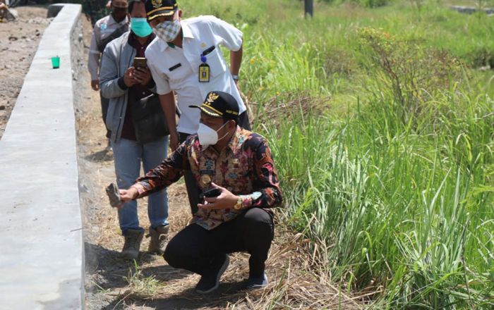 Tak Pasang Plakat, Wabup Subandi Tegur Kontraktor Proyek Plengsengan Desa Singogalih Tarik