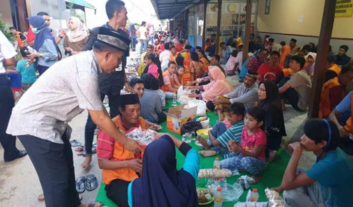 Lapas Kelas IIA Pamekasan Gelar Bukber dengan Keluarga Warga Binaan Lapas Kelas IIA Pamekasan Gelar Bukber dengan Keluarga Warga Binaan