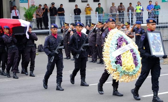 Jenazah Bharatu Doni Priyanto, Korban Kontak Senjata Papua Tiba di Bandara Juanda Jenazah Bharatu Doni Priyanto, Korban Kontak Senjata Papua Tiba di Bandara Juanda