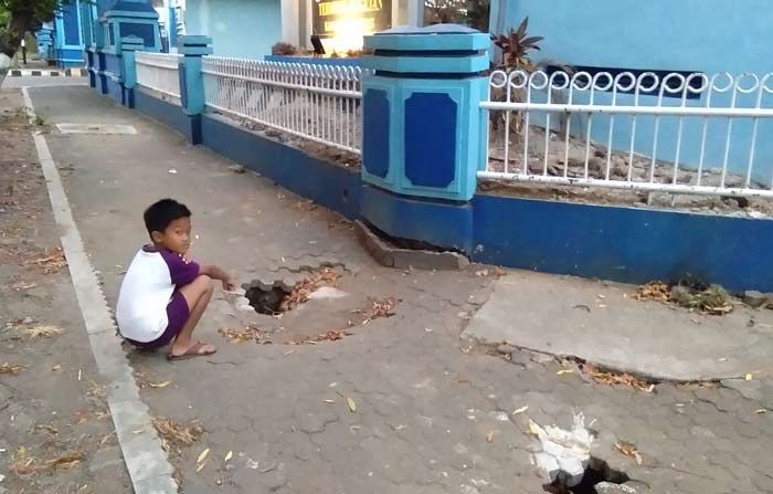 Bolong-bolong, Trotoar Depan Terminal Magetan Bahayakan Pejalan Kaki