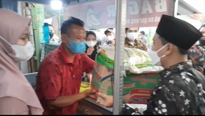 Penjual Tahu Walik Kaget Diberi Sembako Direktur ASC Foundation Gus Barra