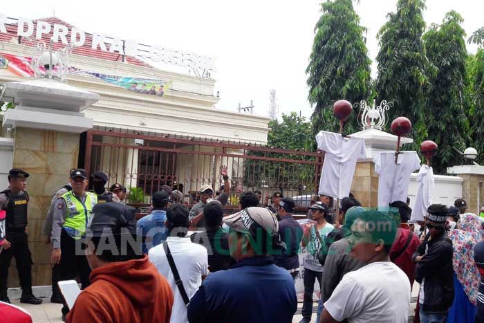 Bawa Boneka Jaelangkung, Ratusan Massa Kembali Demo DPRD Tolak Revitalisasi Alun-Alun Gresik