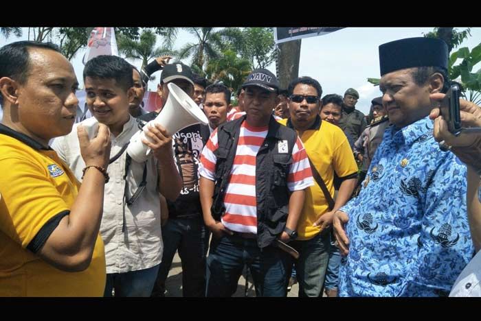 Puluhan LSM Paksa Bupati Tandatangani Pakta Integritas, Proyek TA 2018 Harus Digelar Pasca Pilkada Puluhan LSM Paksa Bupati Tandatangani Pakta Integritas, Proyek TA 2018 Harus Digelar Pasca Pilkada