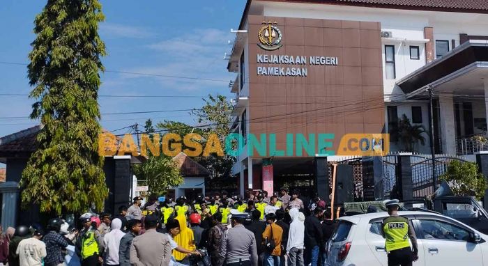Diduga Tidak Profesional, Kantor Kejari Pamekasan Didemo LSM Diduga Tidak Profesional, Kantor Kejari Pamekasan Didemo LSM