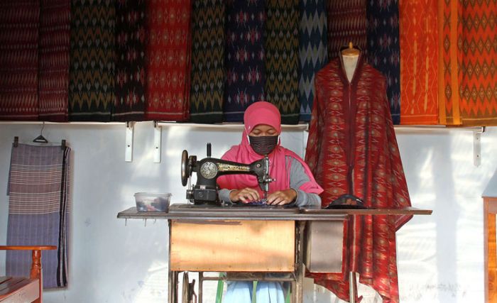 Bertahan di Era Covid-19, Tenun Ikat Kota Kediri Berinovasi dengan Warna Bertahan di Era Covid-19, Tenun Ikat Kota Kediri Berinovasi dengan Warna