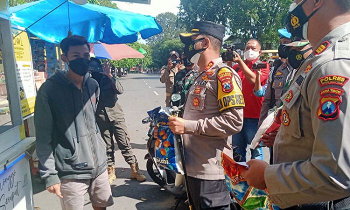 PPKM Darurat, Polres Probolinggo Kota Gelontor Bansos 500 Paket Setiap Hari untuk Warga Terdampak