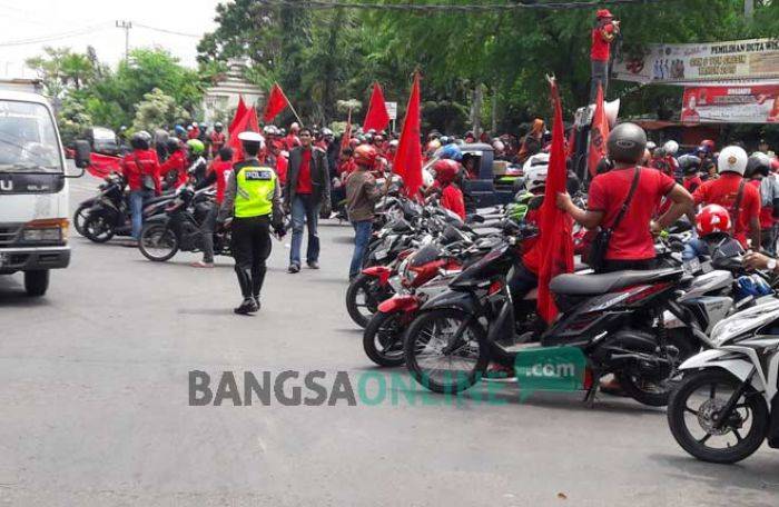 Ratusan Buruh Kontrak Petrokimia Gresik Demo, Blokir Jalan Tri Dharma