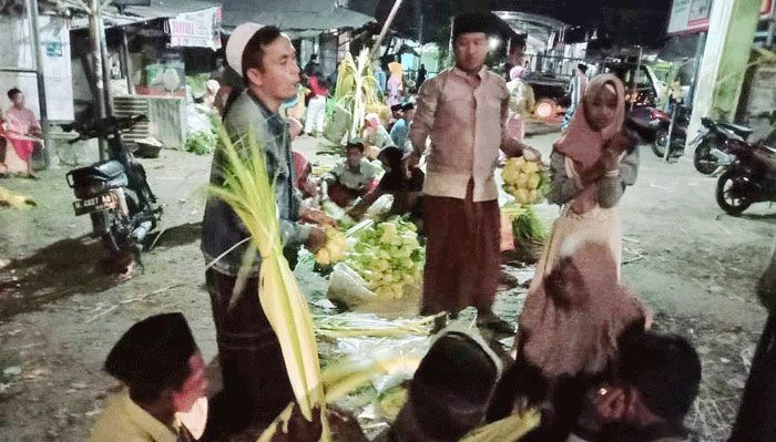 Jelang Lebaran Ketupat, Penjual Cangkang dan Janur Mulai Menjamur di Pamekasan Jelang Lebaran Ketupat, Penjual Cangkang dan Janur Mulai Menjamur di Pamekasan