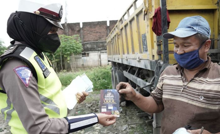 Datangi Pool Truk di Jalan Daendels, Polres Gresik Sosialisasikan Larangan Truk ODOL Datangi Pool Truk di Jalan Daendels, Polres Gresik Sosialisasikan Larangan Truk ODOL