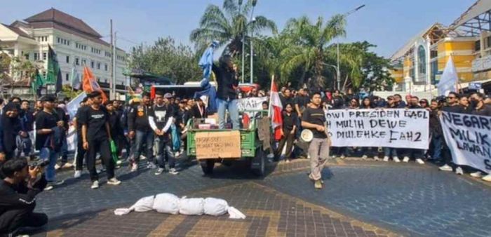 Minta Jokowi Dipulangkan Paksa ke Solo, Mahasiswa Demo Kawal Putusan MK Depan Balai Kota Solo Minta Jokowi Dipulangkan Paksa ke Solo, Mahasiswa Demo Kawal Putusan MK Depan Balai Kota Solo