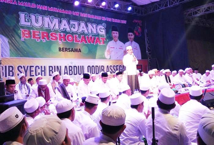 Ribuan Warga Lumajang Sholawat Bersama Habib Syekh Ribuan Warga Lumajang Sholawat Bersama Habib Syekh