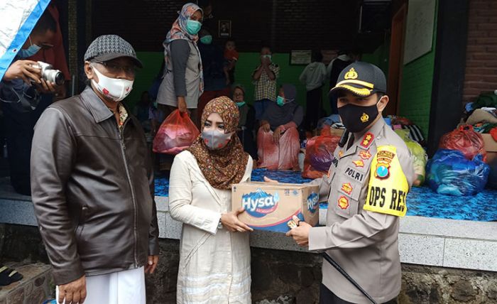 Kapolres Pasuruan Bersama Sekda Kunjungi Korban Banjir di Kepulungan Gempol Kapolres Pasuruan Bersama Sekda Kunjungi Korban Banjir di Kepulungan Gempol
