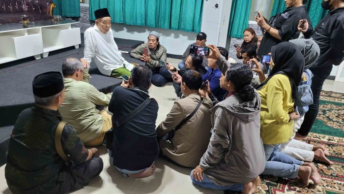 Kiai Asep Bagikan 48.000 Bingkisan Sekaligus Merawat Relawan Gus Barra, Khofifah dan Prabowo Kiai Asep Bagikan 48.000 Bingkisan Sekaligus Merawat Relawan Gus Barra, Khofifah dan Prabowo