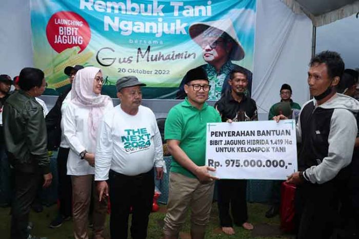 Serahkan Bantuan Bibit kepada Petani Nganjuk, Gus Muhaimin Tagih Tanggung Jawab Pemerintah Serahkan Bantuan Bibit kepada Petani Nganjuk, Gus Muhaimin Tagih Tanggung Jawab Pemerintah