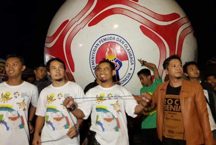 Dukung Asian Games ke-18, Ratusan Warga Bondowoso Arak Bola Raksasa
