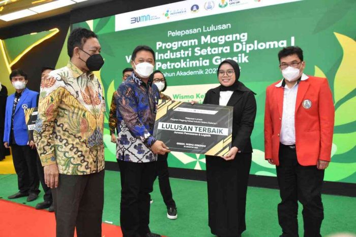 40 Mahasiswa Lulusan Terbaik Diploma 1 Didikan Petrokimia Gresik Siap Kerja 40 Mahasiswa Lulusan Terbaik Diploma 1 Didikan Petrokimia Gresik Siap Kerja