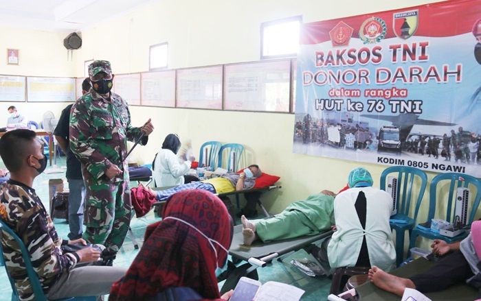 Tinjau Donor Darah, Dandim Ngawi Apresiasi Pendonor dan Ingatkan Tetap Patuhi Protokol Kesehatan