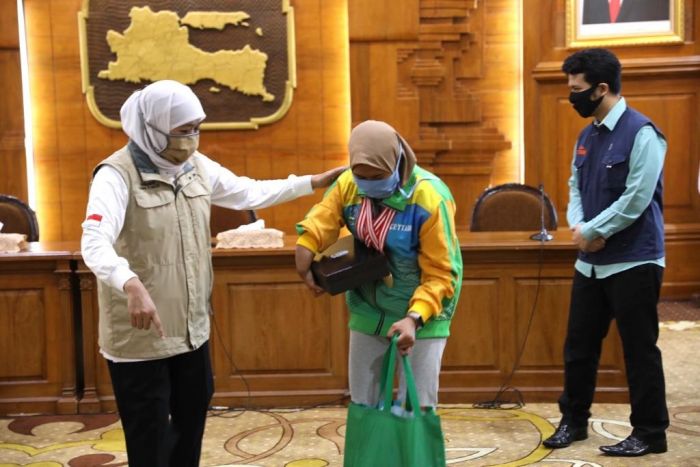 Gubernur Khofifah Berikan Bonus Tali Asih pada Atlet Berprestasi dalam Ajang Peparpenas ke IX-2019