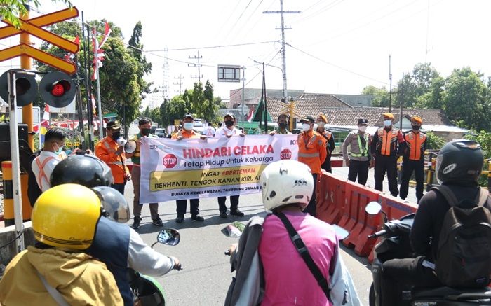 KAI Daop 7 Madiun Gandeng Pecel +63 Sosialisasikan Keselamatan Berkendara di Perlintasan Kereta Api KAI Daop 7 Madiun Gandeng Pecel +63 Sosialisasikan Keselamatan Berkendara di Perlintasan Kereta Api