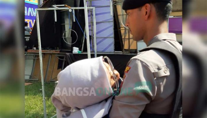 Berdesakan, Belasan Penonton Karnaval SCTV di Alun-alun Bojonegoro Pingsan Berdesakan, Belasan Penonton Karnaval SCTV di Alun-alun Bojonegoro Pingsan