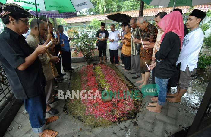Ziarah ke Makam, Warga Lintas Agama Jombang Sebut Gus Dur Lebih dari Pahlawan Ziarah ke Makam, Warga Lintas Agama Jombang Sebut Gus Dur Lebih dari Pahlawan