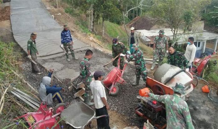 Medan Sulit Tak Jadi Penghalang Satgas TMMD Bangun Jalan di Pelosok Trenggalek